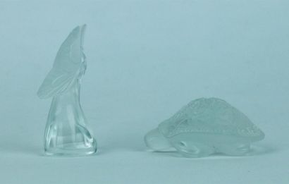 null LALIQUE.

Tortue et papillon en cristal, signés.

H_7,5 cm L_7,5 cm