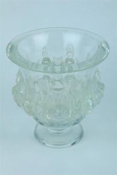 null LALIQUE.

Vase aux moineaux en cristal moulé.

H_12,5 cm D_12 cm