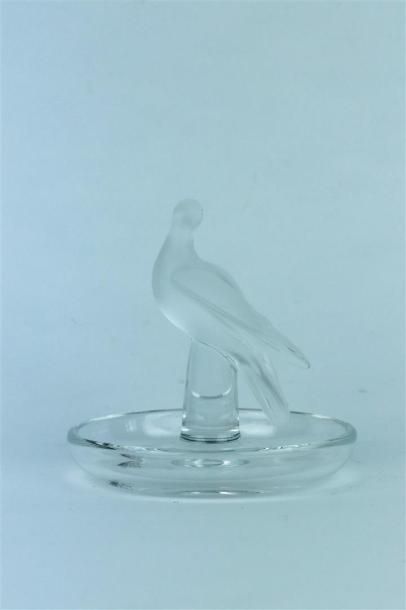null LALIQUE.

Baguier en cristal sommé d'une colombe.

H_9 cm