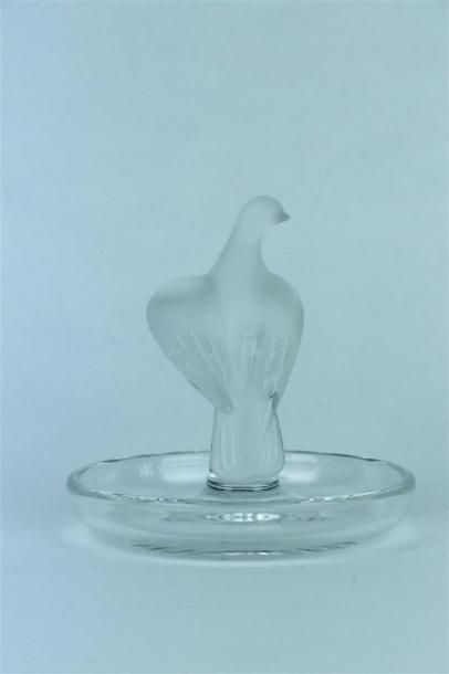 null LALIQUE.

Baguier en cristal sommé d'une colombe.

H_9 cm