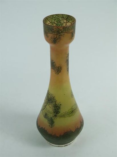 null LEGRAS.

Vase soliflore en verre émaillé à décor d'un paysage.

Non signé.

H_30.6...