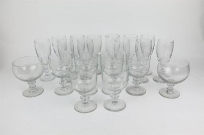 null Service en cristal ancien comprenant douze flûtes, six verres à eau et deux...