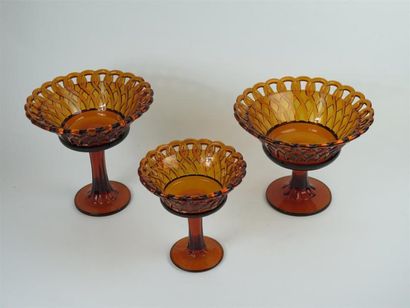 null Ensemble de trois coupes sur pied en verre orange moulé.

Vers 1900.

H_max...