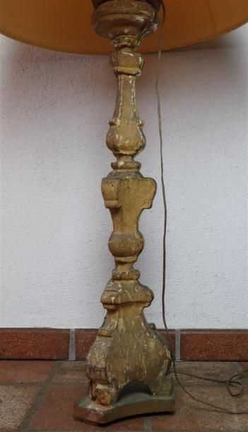 null Pique-cierges en bois sculpté et doré.

XVIIIème siècle.

H_72 cm.

Reprises...