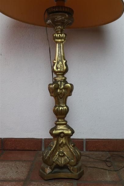 null Pique-cierges en bois sculpté et doré.

XVIIIème siècle.

H_72 cm.

Reprises...