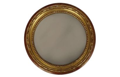 null Miroir circulaire en bois doré.

Style Louis XVI.

D_48,5 cm