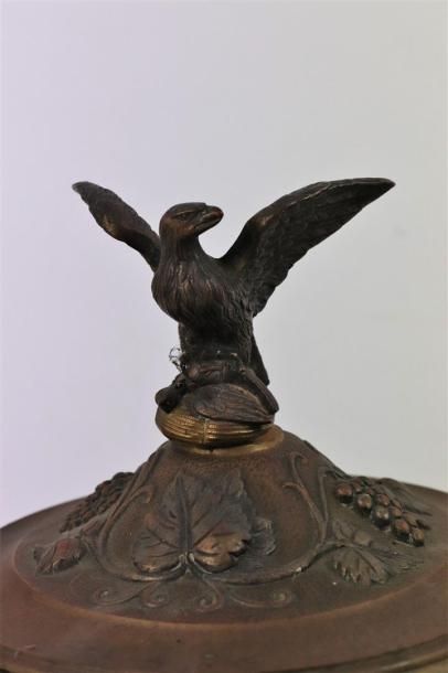 null Cassolette en bronze et marbre noir, le couvercle orné d'un aigle terrassant...