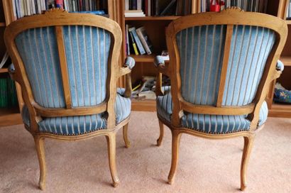 null Paire de fauteuils cabriolet de style Louis XV.

Garniture de velours bleu rayé.

H_83,5...