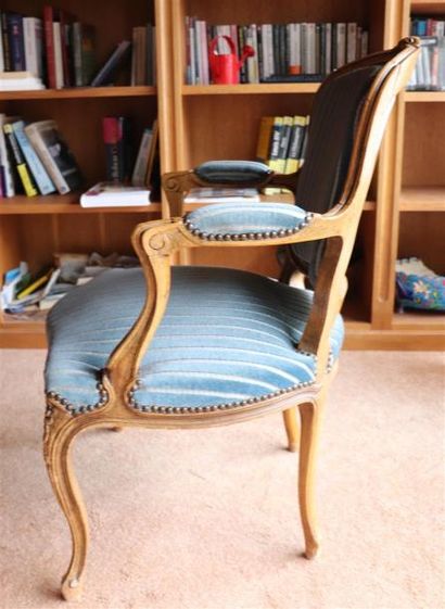 null Paire de fauteuils cabriolet de style Louis XV.

Garniture de velours bleu rayé.

H_83,5...