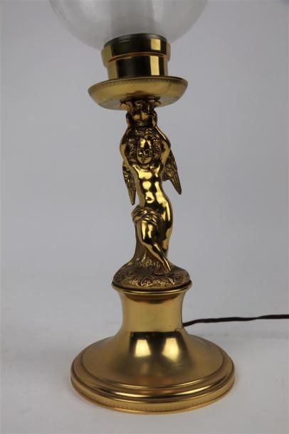 null Ensemble de trois lampes en métal doré comprenant un photophore formé d'un angelot...