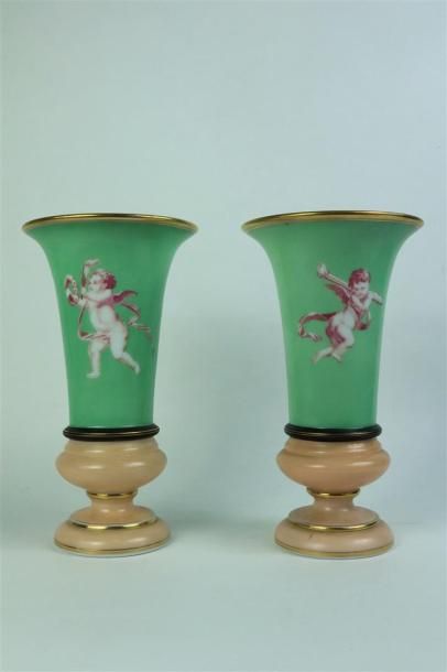 null Paire de vases cornets sur piédouche en opaline à décor d'amours sur fond vert...