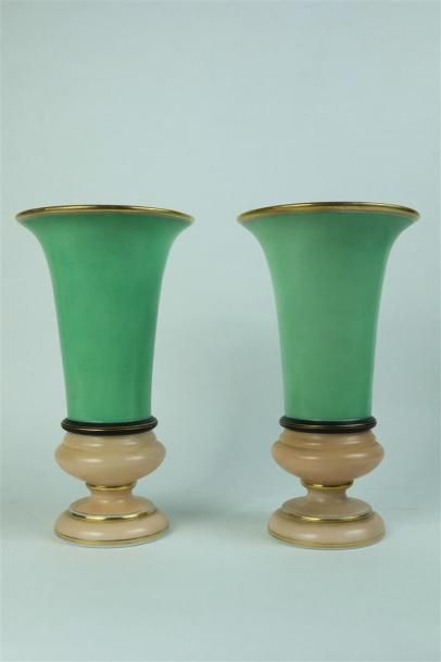 null Paire de vases cornets sur piédouche en opaline à décor d'amours sur fond vert...