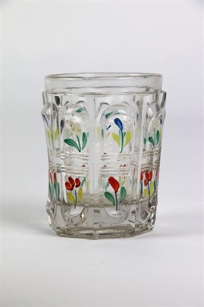 null Verre normand en verre moulé, à décor floral polychrome.

XIXème siècle.

H_9.6...