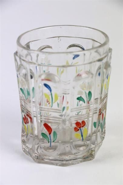 null Verre normand en verre moulé, à décor floral polychrome.

XIXème siècle.

H_9.6...