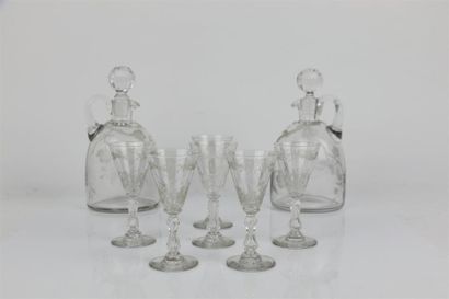 null Service à alcool en cristal gravé comprenant deux carafes et six verres à pied....
