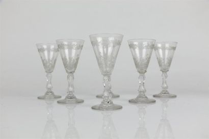 null Service à alcool en cristal gravé comprenant deux carafes et six verres à pied....