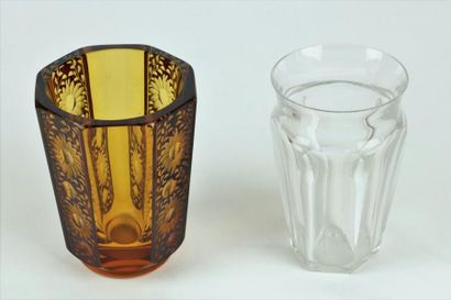 null Vase en cristal de Bohême et grand verre en cristal de Baccarat, modèle Harcourt.

H_12.7...