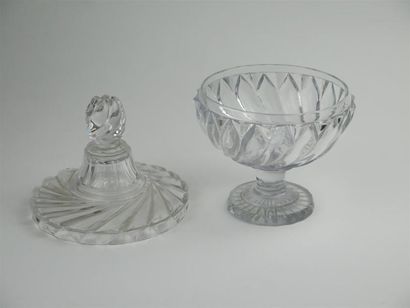 null Drageoir couvert en cristal, décor en relief de feuilles et côtes.

XIXème siècle.

H_22,5...