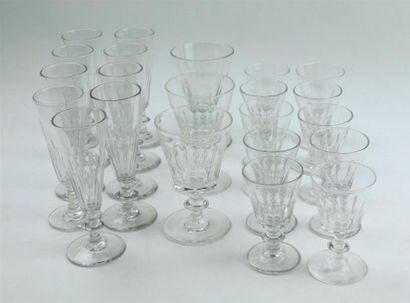 null Partie de service de verres en cristal à côtes comprenant neuf flutes à champagne,...