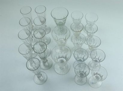 null Partie de service de verres en cristal à côtes comprenant neuf flutes à champagne,...