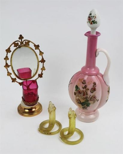 null Ensemble comprenant un flacon en opaline rose à décor floral peint, un miroir...