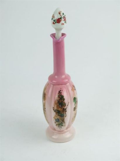 null Ensemble comprenant un flacon en opaline rose à décor floral peint, un miroir...