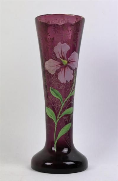 null Vase en verre violet à décor émaillé de fleur et de branchages feuillagés.

H_29.5...