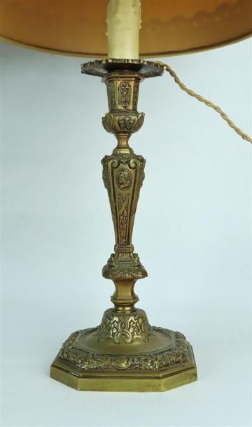 null Paire de bougeoirs en bronze.

Style Régence, montés en lampe.

H_27,2 cm