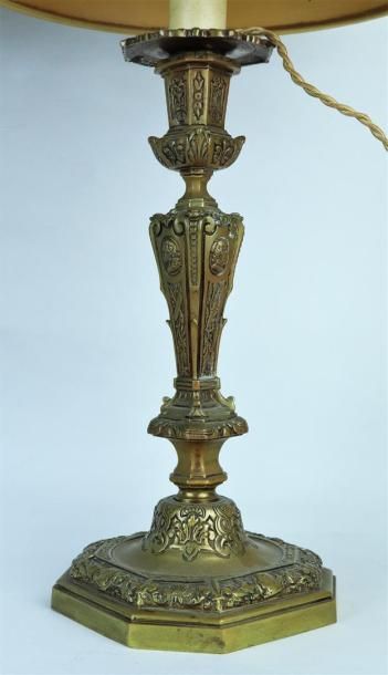 null Paire de bougeoirs en bronze.

Style Régence, montés en lampe.

H_27,2 cm