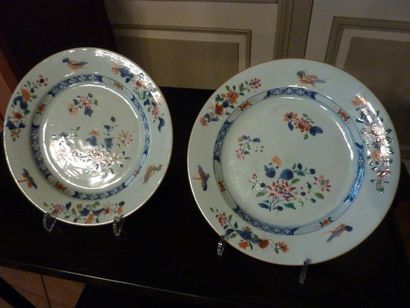 null CHINE.

Paire d'assiettes en porcelaine à décor polychrome de fleurs et d'oiseaux.

XVIIIème...