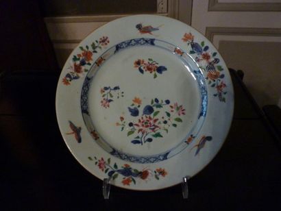 null CHINE.

Paire d'assiettes en porcelaine à décor polychrome de fleurs et d'oiseaux.

XVIIIème...