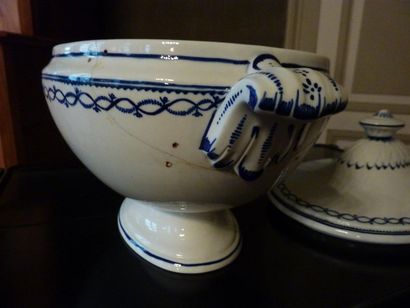 null TOURNAI.

Soupière en porcelaine tendre à deux prises, décor en camaïeu bleu.

XVIIIème...