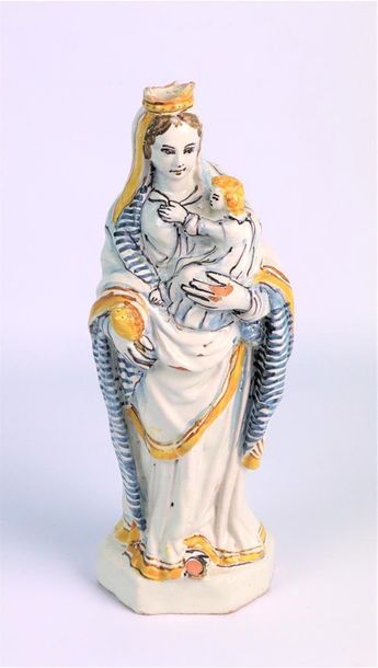 null NEVERS.

Vierge à l'enfant en faïence à décor à compendiaro.

XVIIe siècle.

H_30...