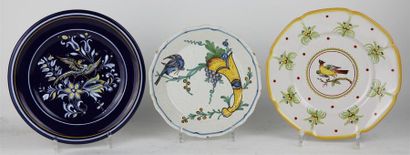 null NEVERS, XVIIIème et XXème siècle.

Trois assiettes en faïence à décor d'oiseaux.

D_22...