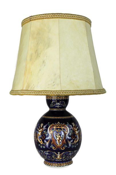 null GIEN.

Lampe en faïence à décor Renaissance sur fond bleu.

H_25,5 cm