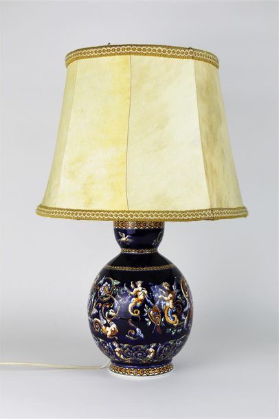 null GIEN.

Lampe en faïence à décor Renaissance sur fond bleu.

H_25,5 cm