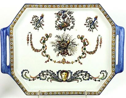 null GIEN.

Plateau en faïence à décor de style Louis XVI.

L_32,5 cm, éclat au ...