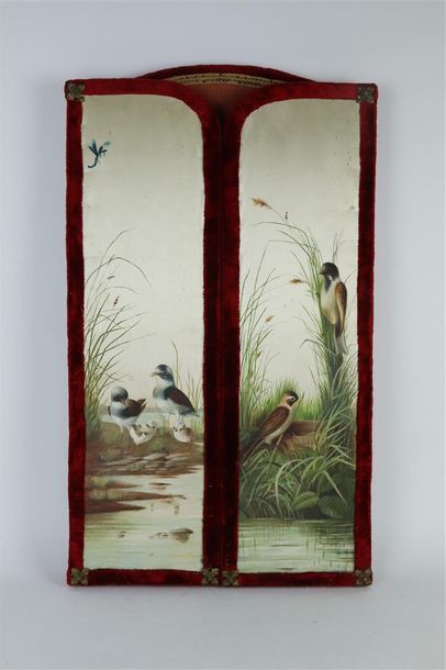 null Paravent en soie peinte à décor d'oiseaux et velours rouge.

Vers 1900.

H_70.5...