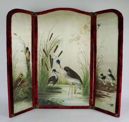 null Paravent en soie peinte à décor d'oiseaux et velours rouge.

Vers 1900.

H_70.5...