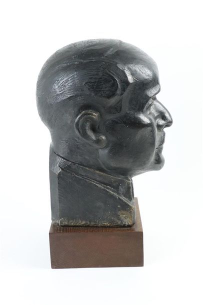 null Ecole française du XXe siècle. 

Buste d'homme en plâtre à patine bronze, reposant...