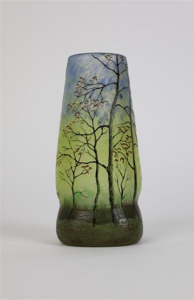 null LEGRAS.

Vase en verre multicouches à décor dégagé à l'acide d'arbres en automne.

H_13.9...