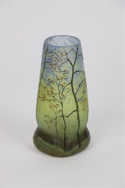 null LEGRAS.

Vase en verre multicouches à décor dégagé à l'acide d'arbres en automne.

H_13.9...