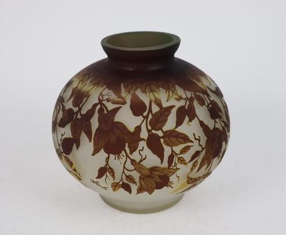 null BRADY ?

Vase de forme boule en verre multicouche dégagé à l'acide à décor de...