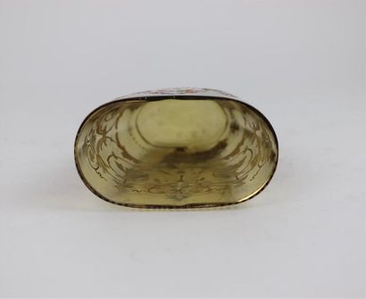 null Vase à panse aplatie en verre émaillé, à décor d'entrelacs polychromes et dorés.

XIXème...