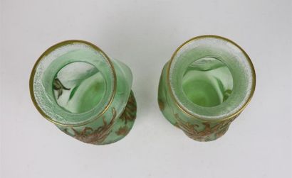 null MONTJOYE.

Paire de vases de forme irrégulière en verre vert givré à décor émaillé...