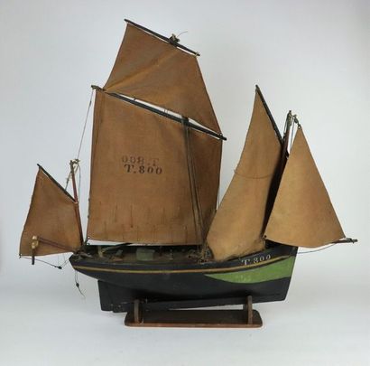 null Maquette de bateau ancienne, la coque et la voile marqués T800.

H_70 cm L_81...