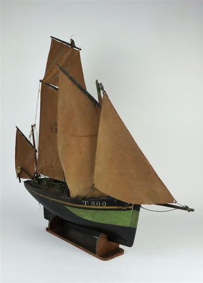 null Maquette de bateau ancienne, la coque et la voile marqués T800.

H_70 cm L_81...