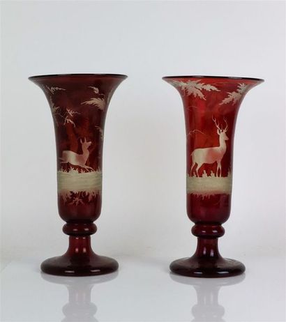 null BOHEME.

Paire de vases en cristal rouge gravé, à décor cynégétique.

XIXème...