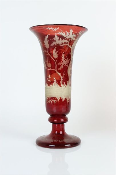 null BOHEME.

Paire de vases en cristal rouge gravé, à décor cynégétique.

XIXème...