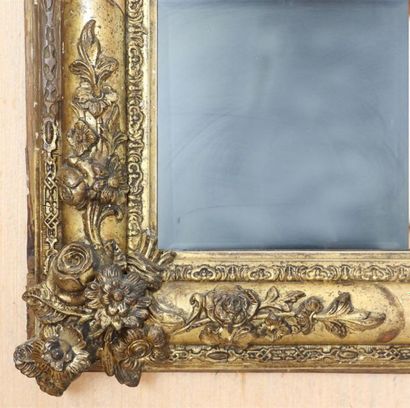 null Miroir en bois et stuc doré à décor floral.

XIXème siècle.

H_75 cm L_100 ...